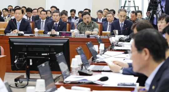 기찬수 병무청장(왼쪽부터), 정경두 국방부 장관, 박한기 합참의장, 왕정홍 방위사업청장이 3일 오후 열린 국회 국방위원회 전체회의에 참석해 자리하고 있다. 연합뉴스